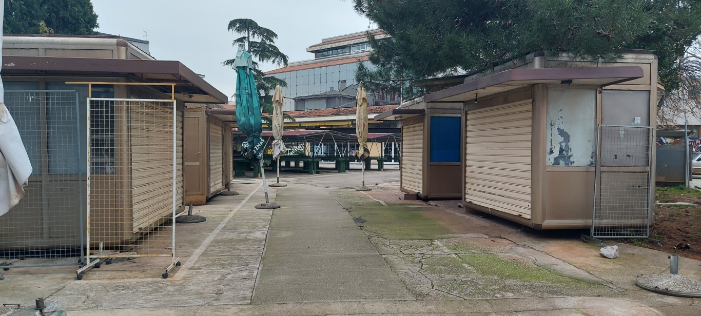 Komentar i puste želje oko umaške tržnice. Sve će biti u redu…